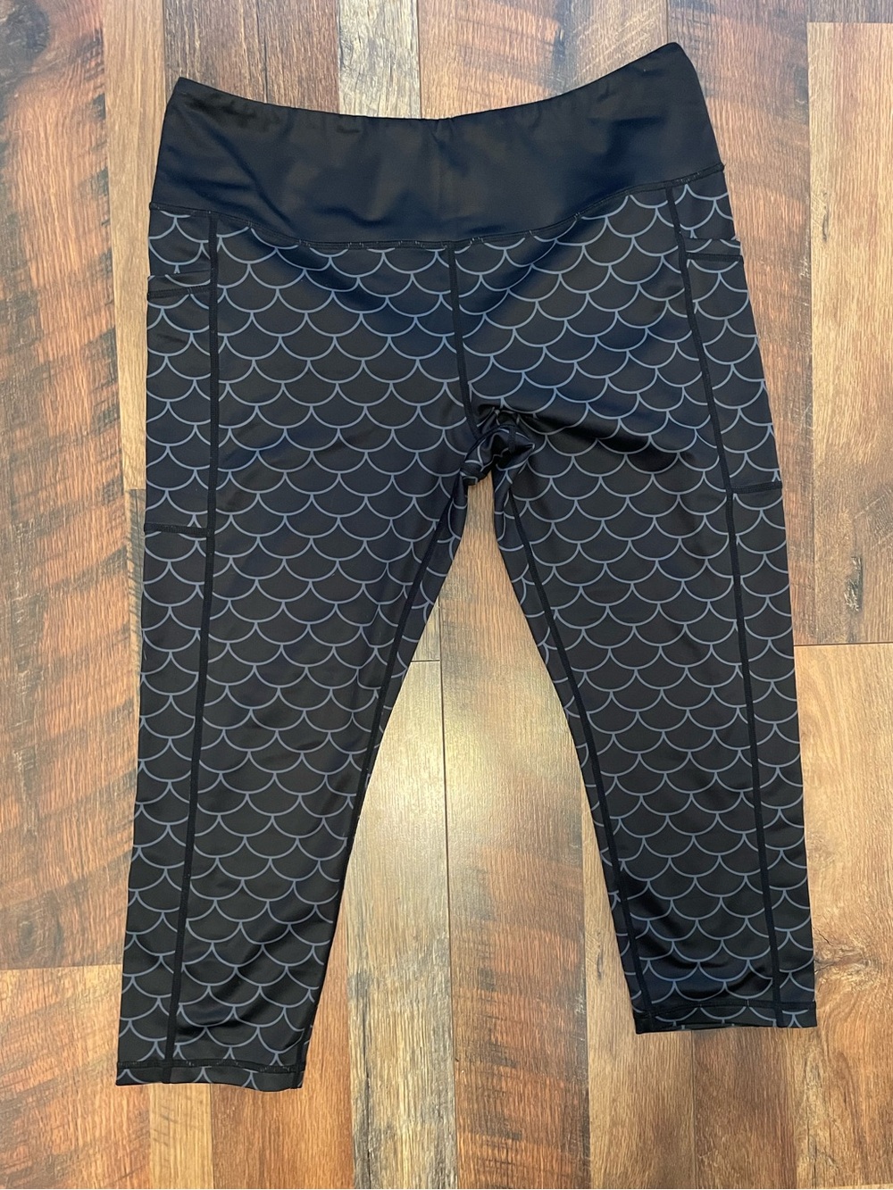 CVG (Constantly Varied Gear) Dragon Scale Print Capri Leggings - Size X-Large